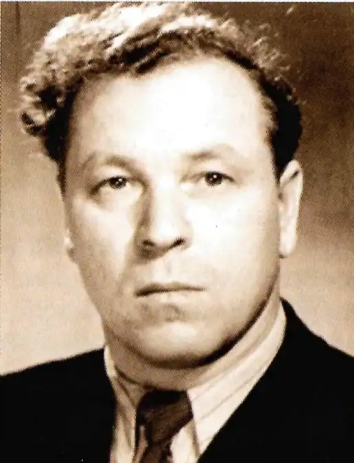 Архивный портрет мужчины в костюме и галстуке.