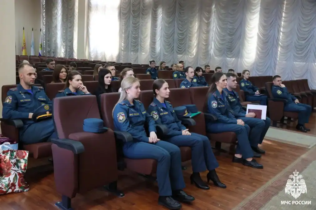 Сотрудники МЧС в форме сидят в зале во время совещания.