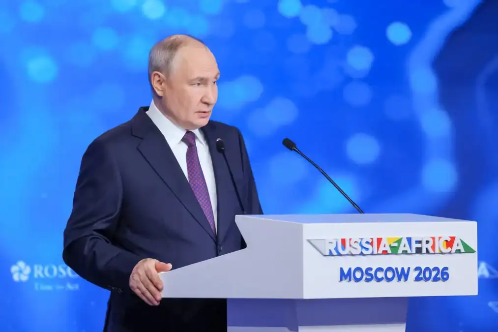 Владимир Путин выступает за трибуной форума «Россия — Африка».