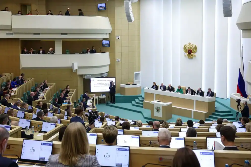 Участники заседания работают в большом зале Совета Федерации.