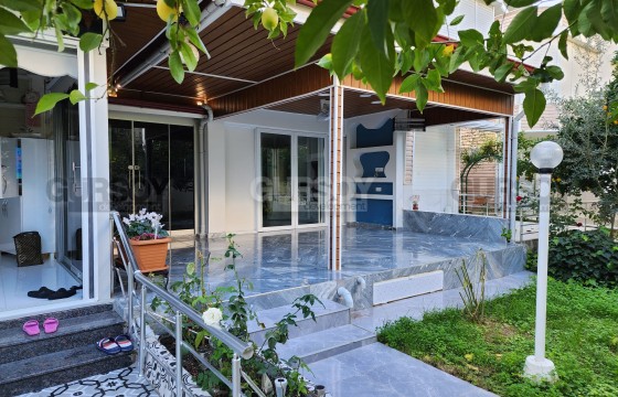 Вилла 2+1 со свежим ремонтом всего в 50 метрах от моря в Конаклы, 90 м2 в Турции - фото 1