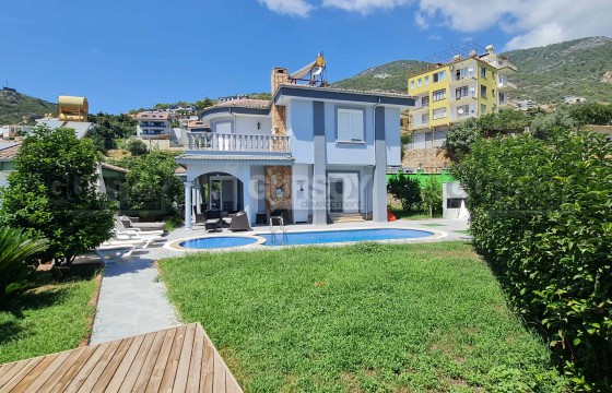 Вилла 4+1 с садом и бассейном, 220 м2 в Бекташе. в Турции - фото 1