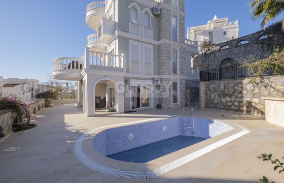 Вилла 4+1 с садом и частным бассейном в Конаклы, 200 кв.м. в Турции - фото 1