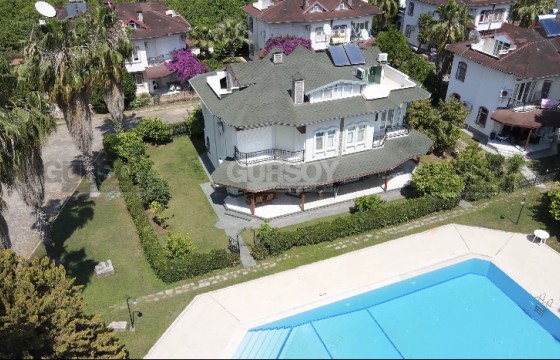 Меблированная 3-х этажная вилла 7+1 в комплексе с бассейном и парковкой в Кестеле, 420 м2 в Турции - фото 2