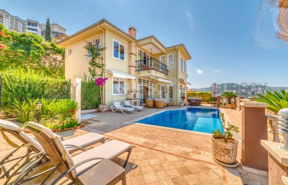 Уютная вилла 3+1 с восхитительными видами в масштабном комплексе в Каргыджаке, 200 м2 в Турции - фото 1