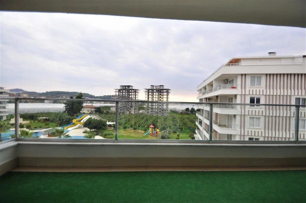 shikarnaya-kvartira-2-1-s-velikolepnymi-vidami-v-komplekse-s-infrastrukturoi-v-demirtashe-100-m2 в Турции - фото 2