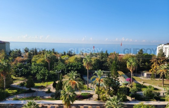 Трехкомнатная квартира с прямым видом на море и парк в Махмутларе в Турции - фото 2