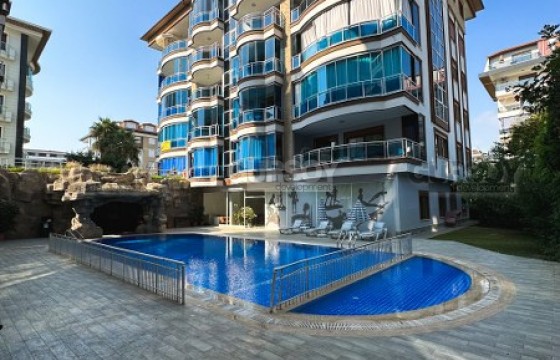 Просторная четырехкомнатная квартира в комплексе на первой береговой линии в Турции - фото 1