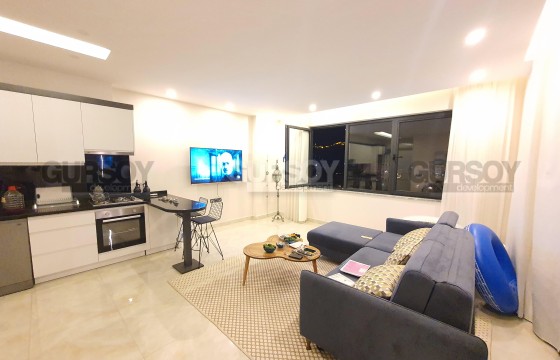 Просторная меблированная квартира 1+1 с видом на море в Турции - фото 3