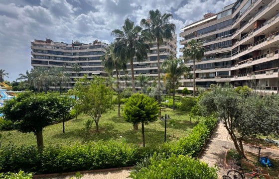 Квартира 2+1 с мебелью и полной инфраструктурой в 300 метрах от моря в районе Тосмур в Турции - фото 10