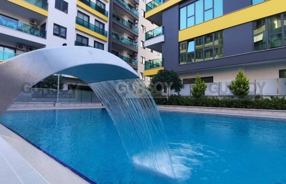 Просторная двухкомнатная квартира в хорошем комплексе в центре Аланьи в Турции - фото 10