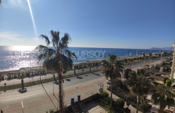 Просторная 2+1 с боковым видом на море и прямым выходом к пляжу в Турции - фото 12