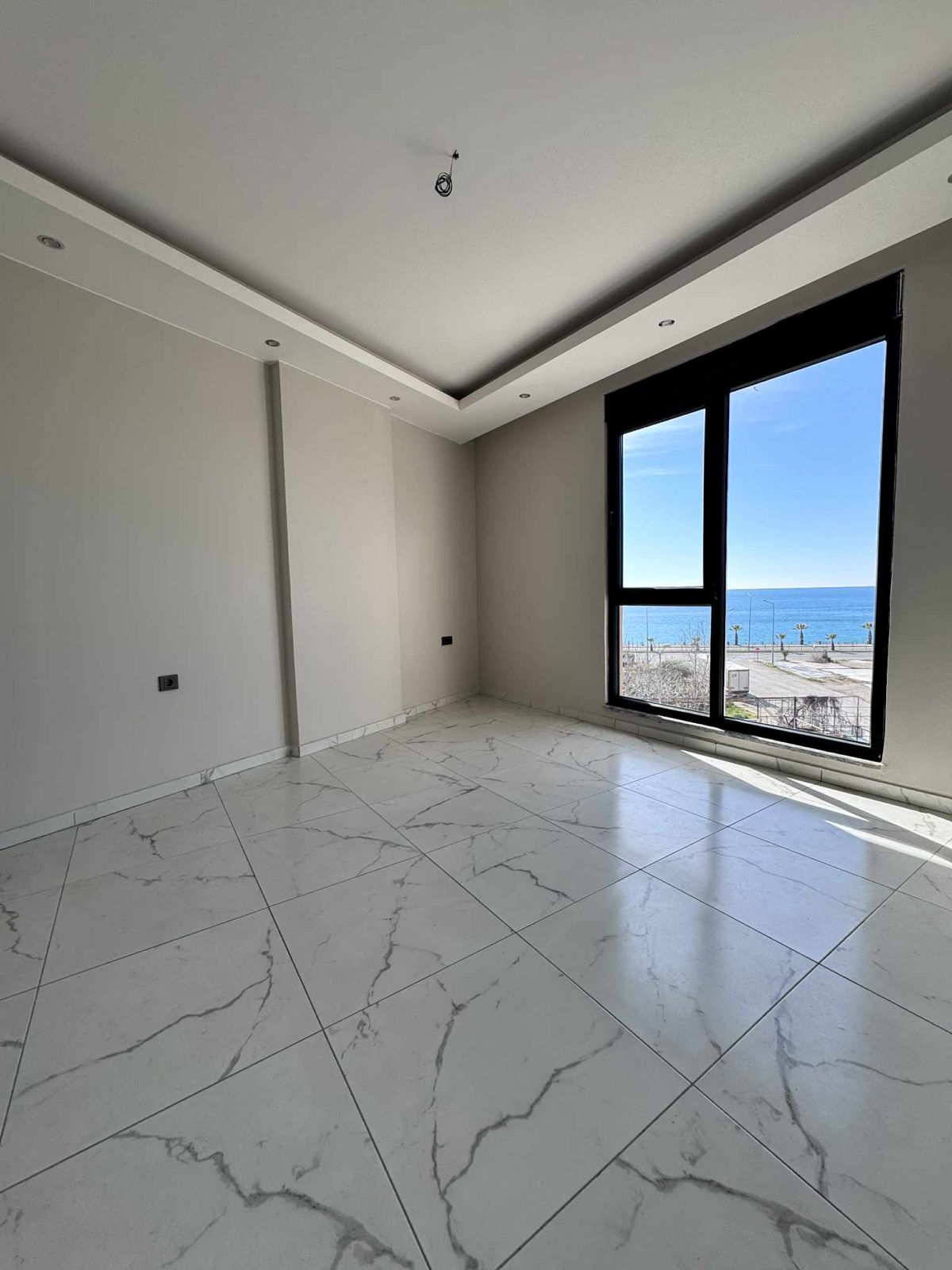 Светлая квартира 1+1 с видом на море в районе Каргыджак в Турции - фото 1