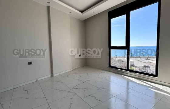 Светлая квартира 1+1 с видом на море в районе Каргыджак в Турции - фото 2