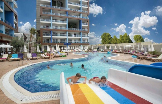 Светлая и просторная 1+1 с видом на горы в районе Джикджили в Турции - фото 2