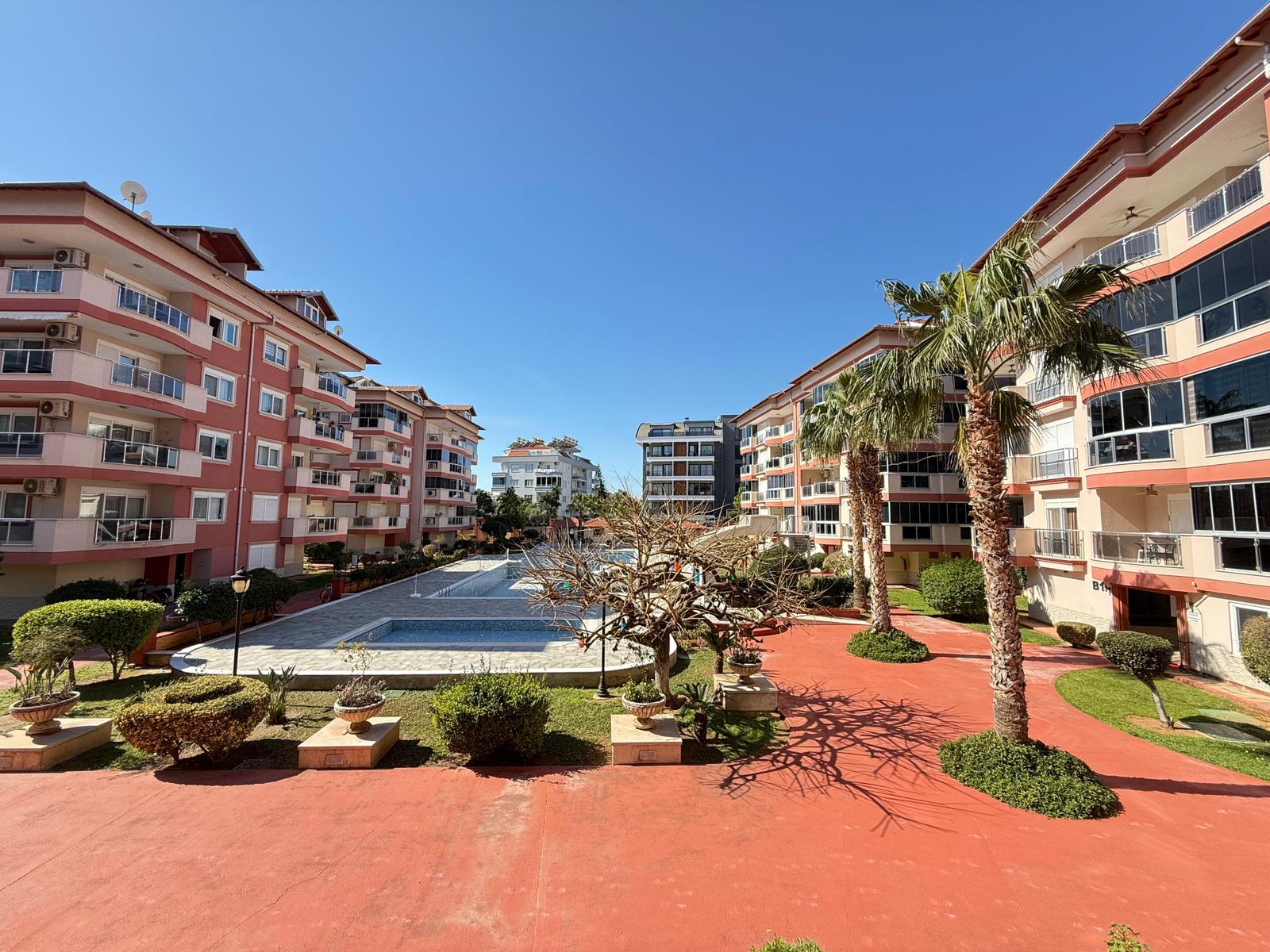 Просторная и светлая квартира 2+1 в районе ОБА в Турции - фото 1