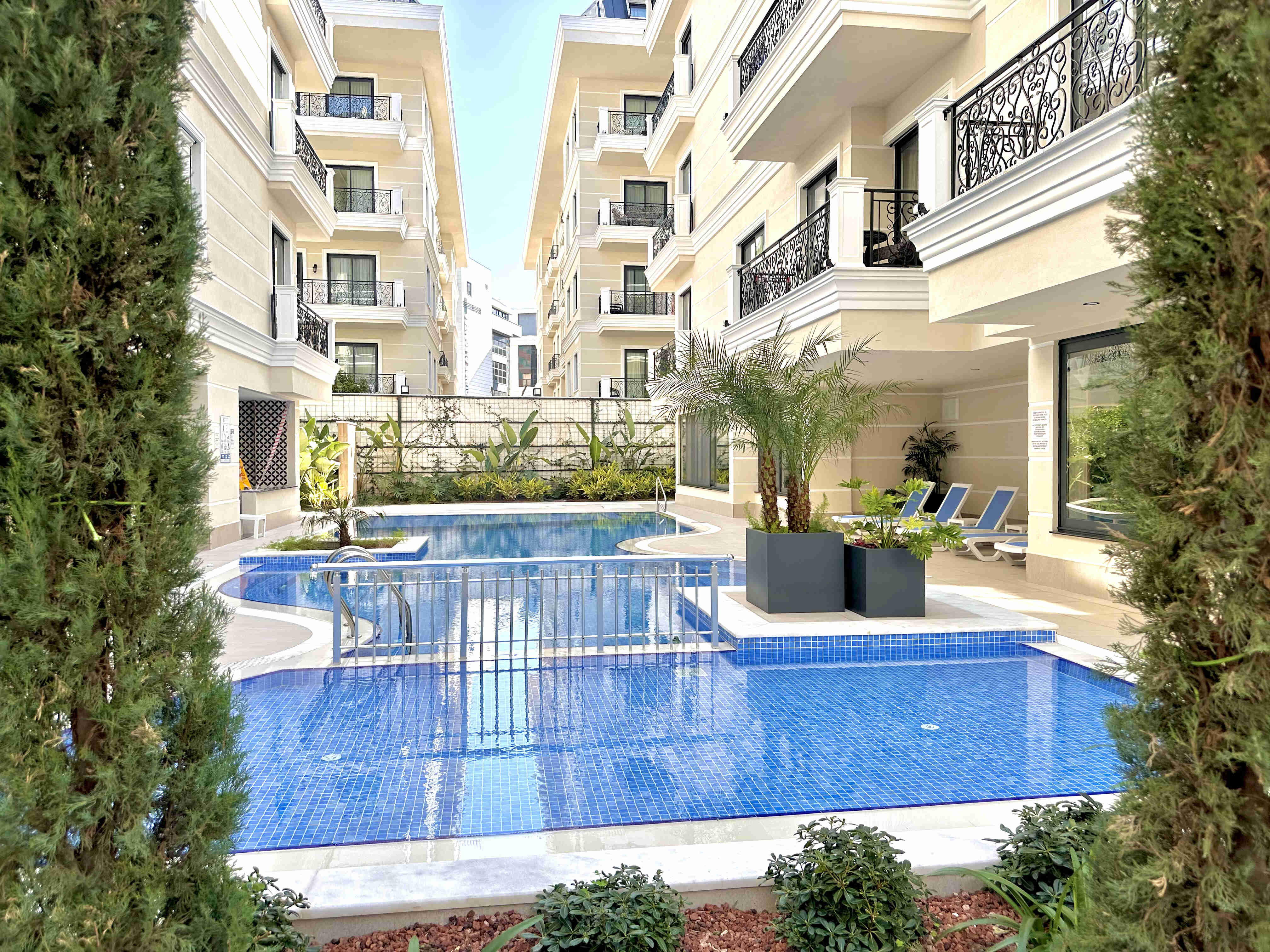 Современная квартира 1+1 в роскошном комплексе у моря в центре Аланьи в Турции - фото 2