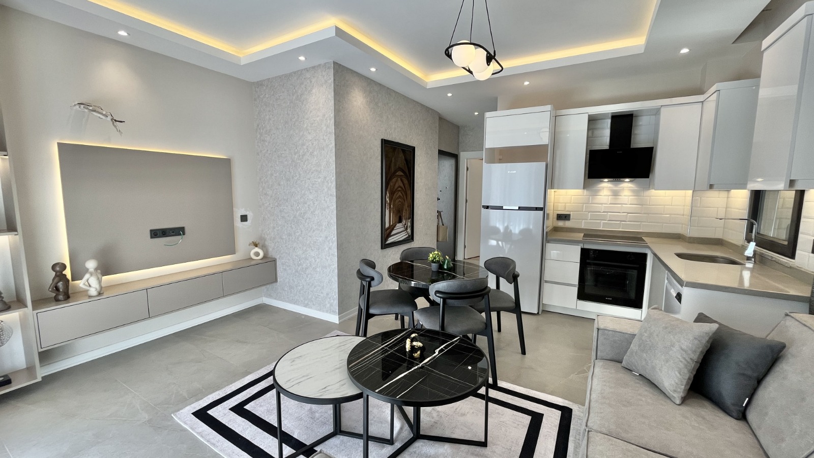 Стильная и светлая квартира 1+1 в самом центре Алании в Турции - фото 2