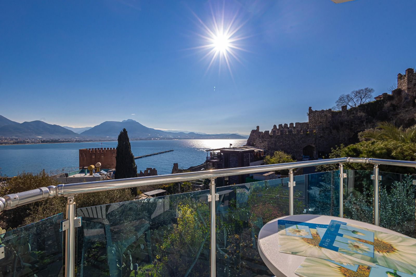 Квартира 1+1 с панорамным видом на море и крепость в районе Кале в Турции - фото 1