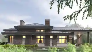 Дом с высокой кровлей над террасой