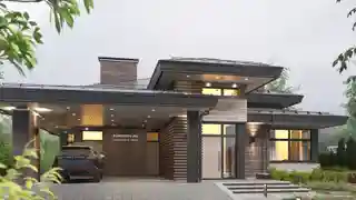 Дом с высокой кровлей над террасой