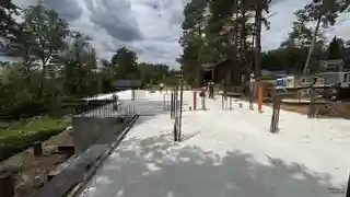Дом с отдельным гаражом для лодки