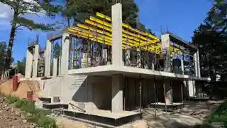 Дом с отдельным гаражом для лодки