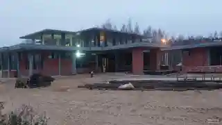 Дом с гаражом и бассейном с плоской кровлей