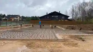 Дом с отдельно стоящим гаражом под одной кровлей