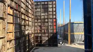 Дом с отдельно стоящим гаражом под одной кровлей