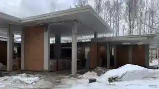 Одноэтажный дом с маленьким гаражом