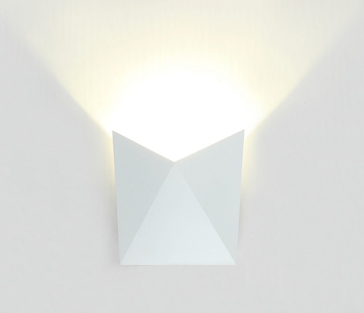 Светильник настенный LED 7W 4000K Белый 220V IP54 IL.0014.0010 WH