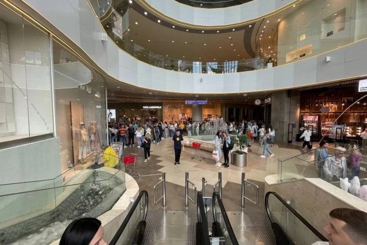 Очередь выстроилась в открывшийся в Новосибирске H&M