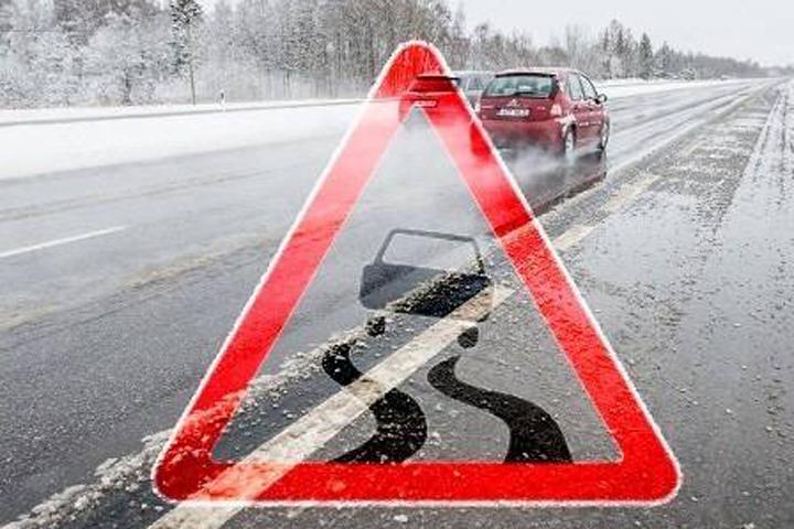 На дорогах Сибири — гололёд и снежные заносы