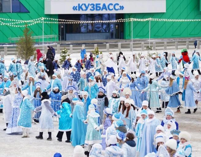 В Кузбассе установили рекорд России по самому массовому хороводу Снегурочек