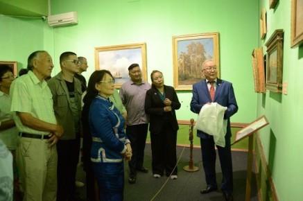 Символичная для Тывы картина передана в дар республике Сергеем Шойгу 