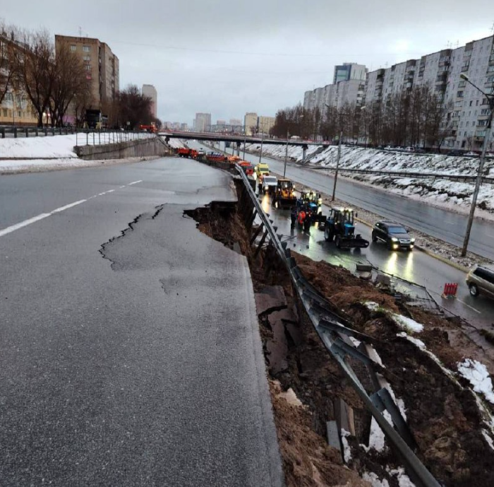 В Новосибирске ввели режим повышенной готовности из-за обрушения автомагистрали
