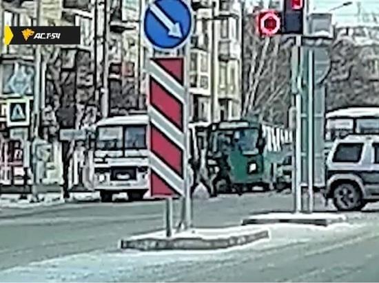 Водители автобуса и троллейбуса подрались в Новосибирске на перекрёстке