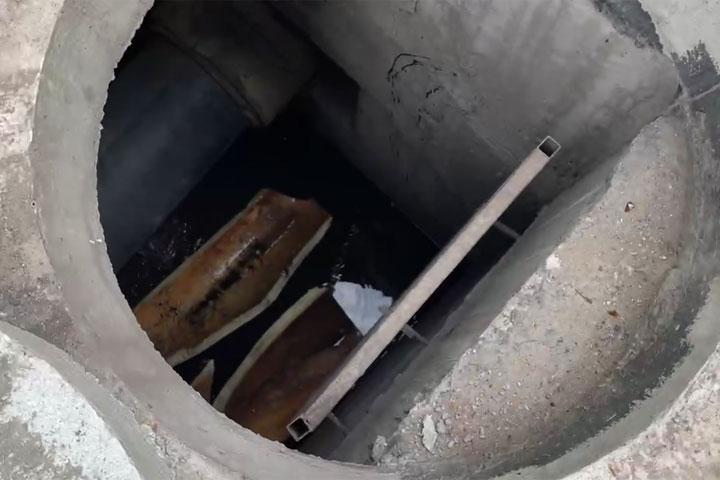 Жители Черногорска жалуются на открытые люки с горячей водой
