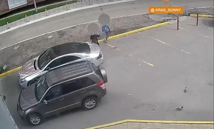 В Красноярске подростки пытались сжечь автомобиль