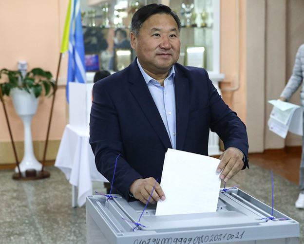 Глава Тувы Владислав Ховалыг отправил правительство региона в отставку и назначил мать Ксении Собчак сенатором от республики