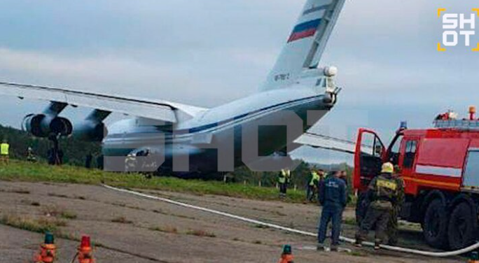 Военный самолет Ил-76 совершил аварийную посадку в аэропорту Черемшанка под Красноярском: пострадавших нет