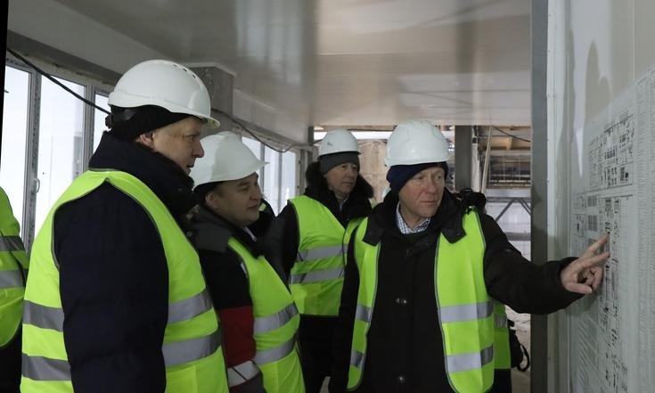 Полпред президента Анатолий Серышев оценил стройку молочного завода и туристический парк в Новосибирской области