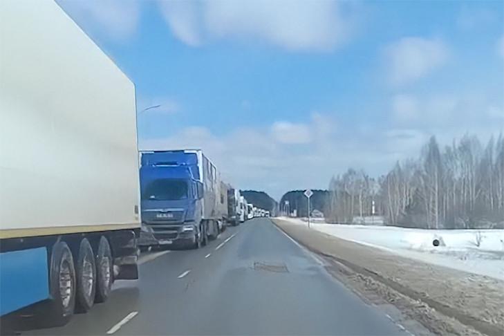 Пробка из фур парализовала трассу в Мошковском районе Новосибирской области из-за гололедицы