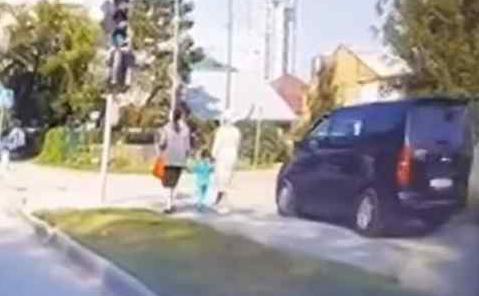 Водитель в Новосибирске напал на мать с ребёнком из-за замечания