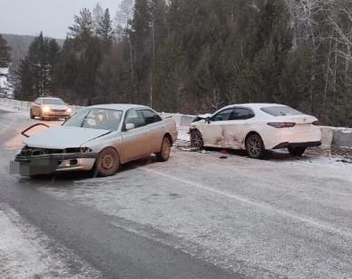Водитель Toyota Carina погиб в лобовом столкновении в Иркутской области