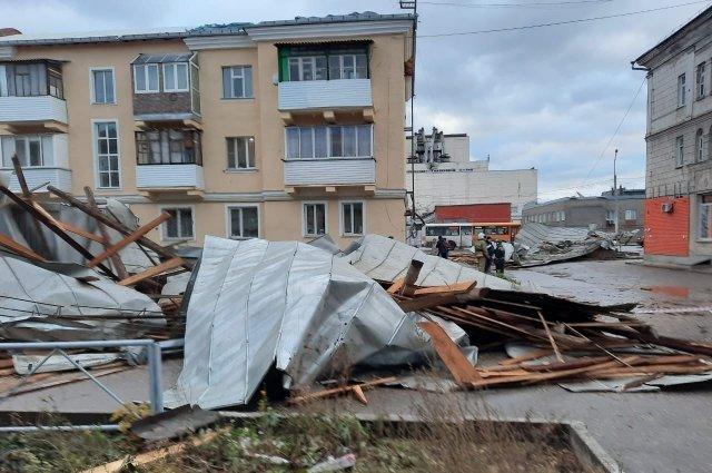 Ветер сорвал крышу общежития в Ленинском районе Новосибирска