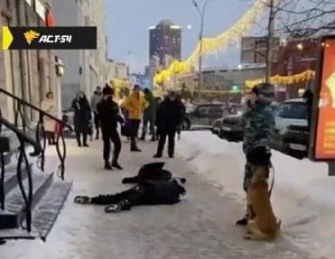 Два человека выпали с балкона в центре Новосибирска 