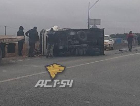 Водитель грузовика в НСО уснул и попал в ДТП