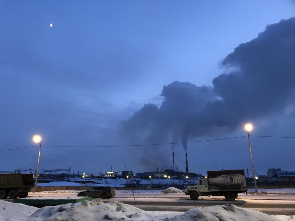 Дым Медного завода в Норильске весна ночь.jpg